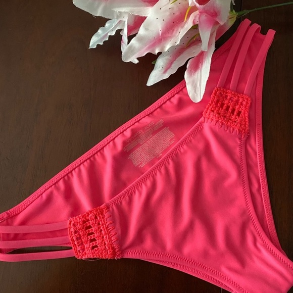 VS Crochet Bikini - Picture 5 of 6